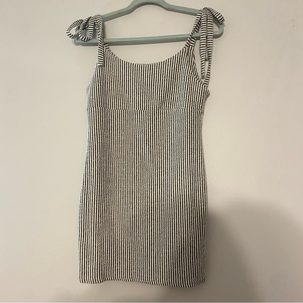 en creme dress